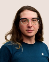 Retrato de una persona del equipo de Apple Retail con lentes.