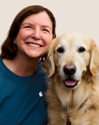 Retrato de una persona del equipo de Apple Retail sonriendo con un perro guía.