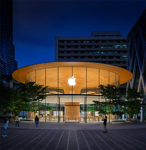 Vista exterior de un Apple Store de noche.
