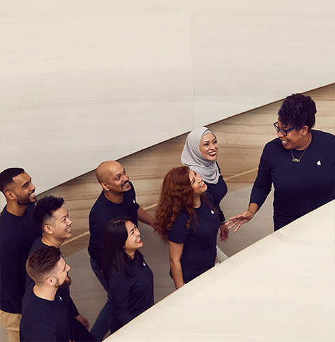 Apple Store 매장에서 계단을 오르고 있는 팀원들.