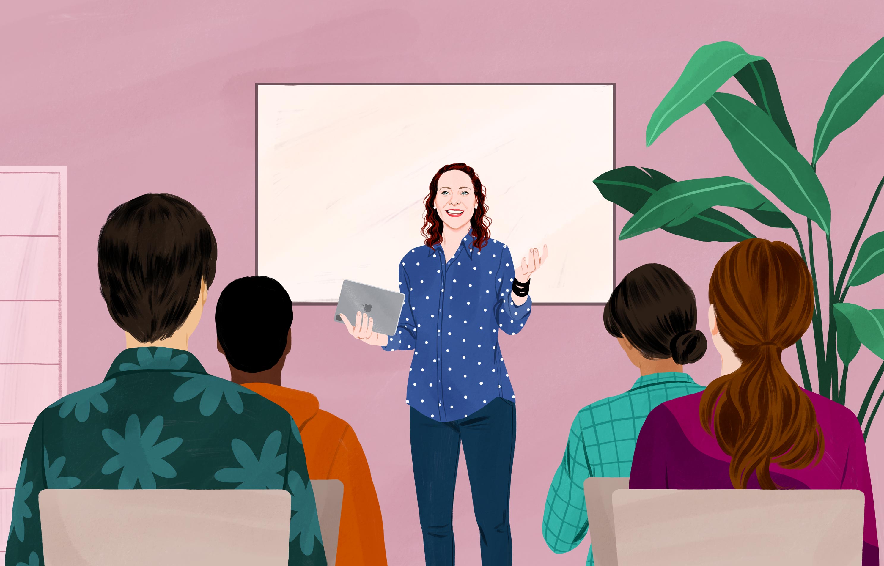 Jessica sorri enquanto segura um iPad. Ela gesticula e dá explicações de pé, em frente a um grupo de pessoas adultas. 