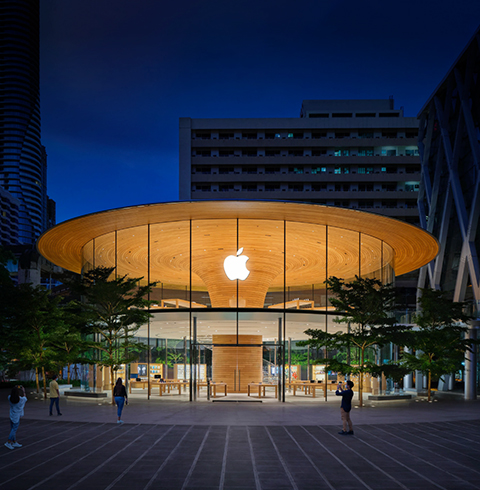 Gece bir Apple Store’un dışı.