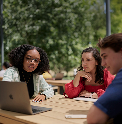 Mała grupa stażystów Apple podczas wspólnej pracy w Caffè Macs.