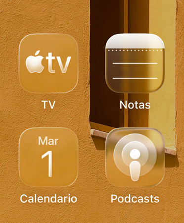 Iconos de apps en Liquid Glass, incluidas Apple TV, Notas, Calendario y Podcasts, tintados con colores que combinan con la imagen del fondo de pantalla