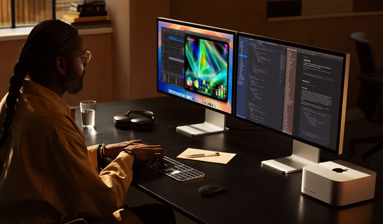 Un usuario profesional trabaja con el Mac Studio y dos monitores Studio Display