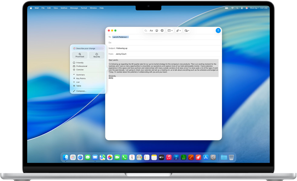 Schermo di un MacBook Air che mostra gli Strumenti di scrittura di Apple Intelligence usati per scrivere un’email