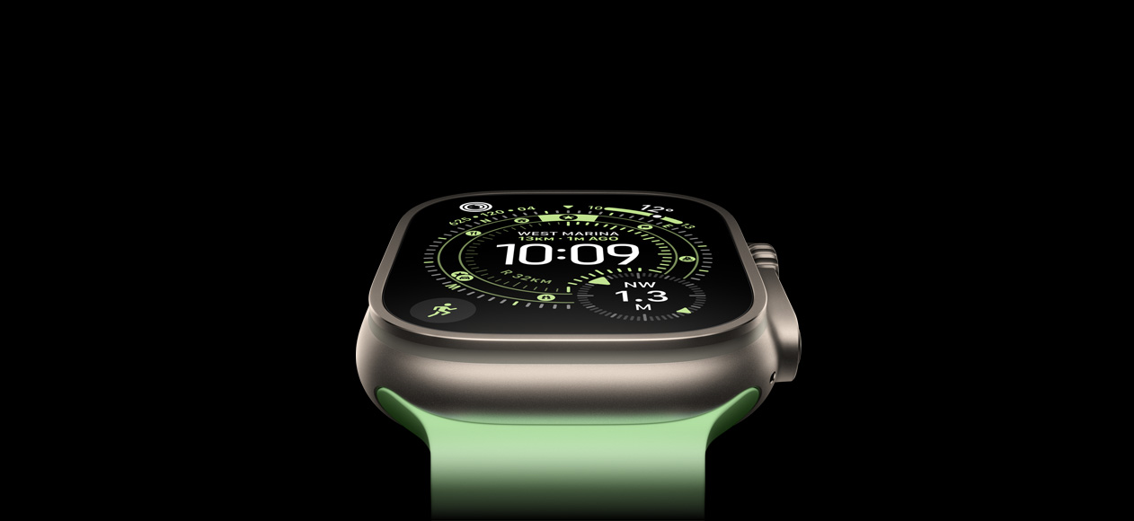 Apple Watch Ultra 3，原色鈦金屬錶殼配霓虹綠色海洋錶帶，手錶螢幕顯示定向運動錶面上的指南針