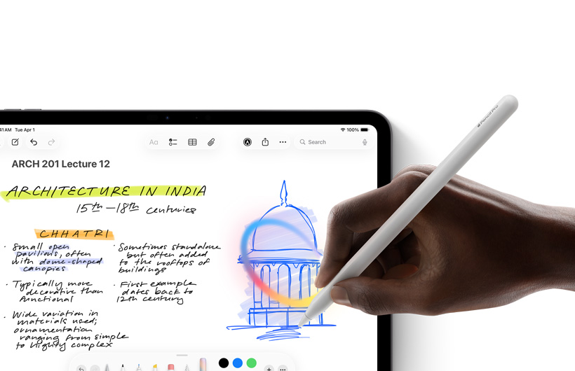 يد تحمل قلم Apple ترسم دائرة حول رسم تخطيطي في تطبيق الملاحظات على iPad.