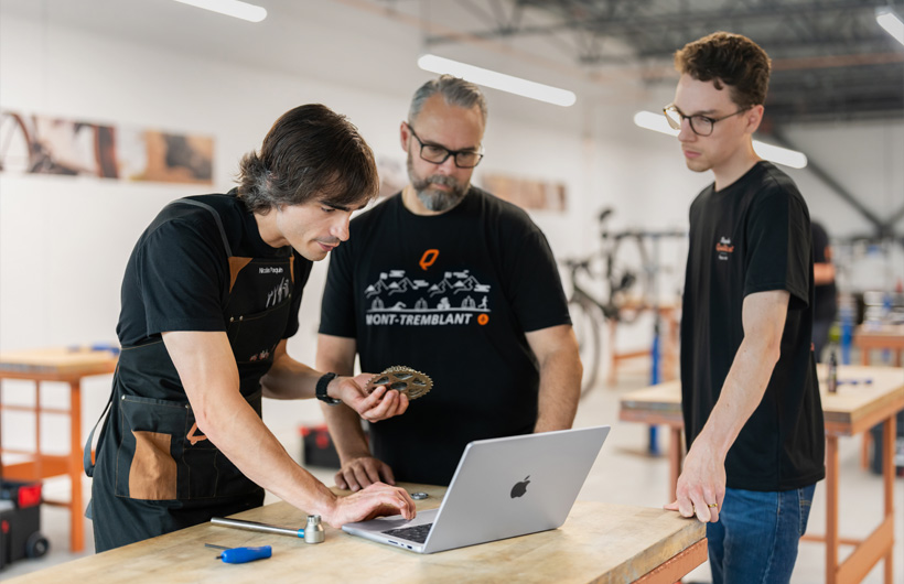 Bicycles QuilicotのトレーナーであるNicolas Paquin氏は、MacBook Proを使って、同社が無償で提供する自転車整備士認定プログラムの教材にアクセスしています。