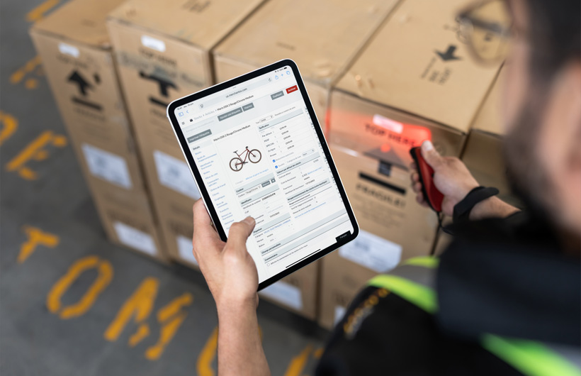 倉庫マネージャーのInston Gurdian氏は、iPadを使用して在庫管理と出荷作業を効率化しています。
