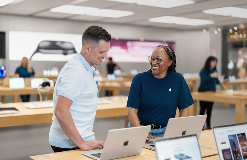 CEOのMarc-André Lebeau氏が、最寄りのApple StoreでビジネスチームメンバーのKareemaからテクニカルサポートを受けています。