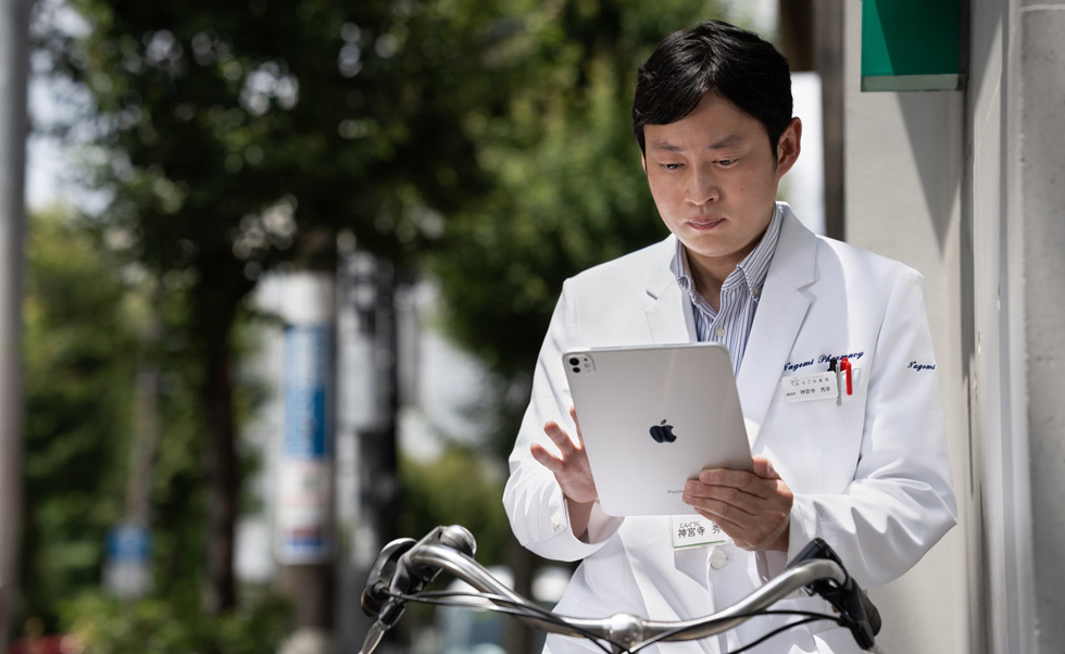 Dank der Mobilität des iPad können Apotheker:innen in der ganzen Stadt Hausbesuche machen.