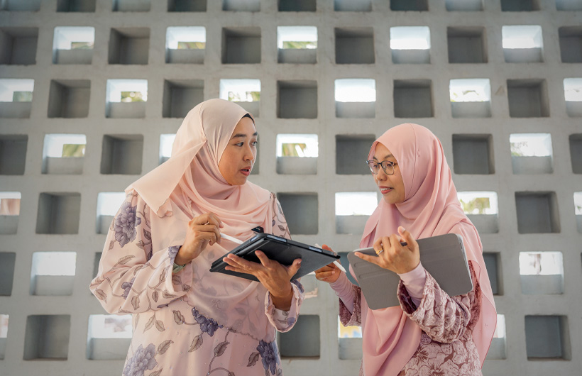 Nur Safiqa Sapar, membre ALC, conseille sa collègue enseignante Fatin Shahera à la Sekolah Tun Fatimah.