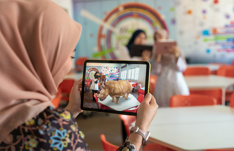 Avec Ah Ho Yen Sze, membre ALC, des pédagogues de la Sekolah Seri Puteri explorent la réalité augmentée sur iPad et ses avantages en classe.