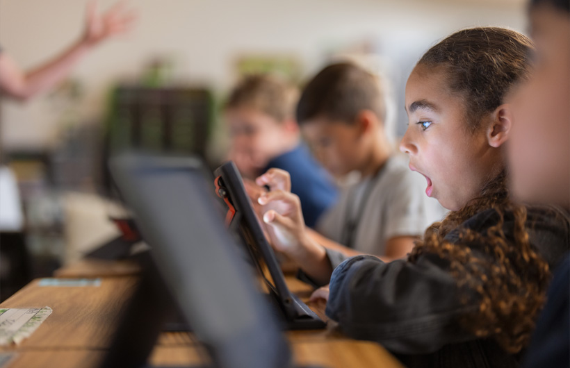 Une élève du Richardson Independent School District réagit à un cours inspiré par le programme Apple Learning Coach.