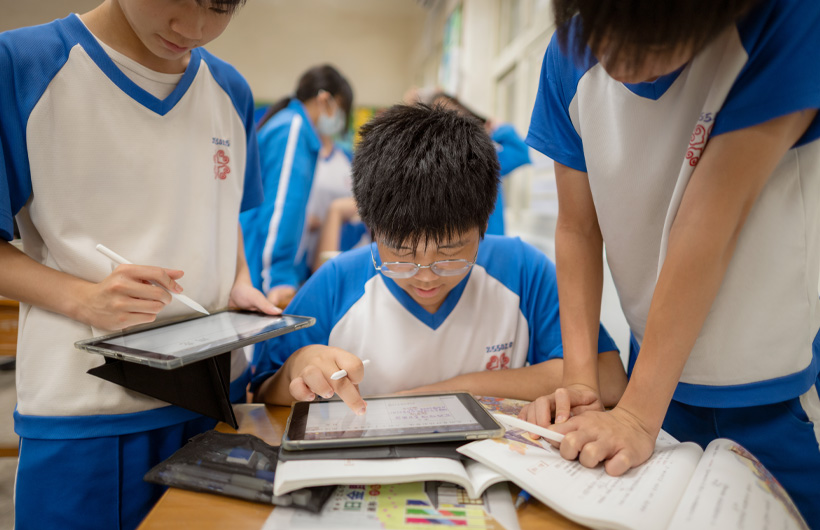 Des élèves de la Municipal Ruifang Junior High School effectuent un travail de groupe dans GoodNotes.