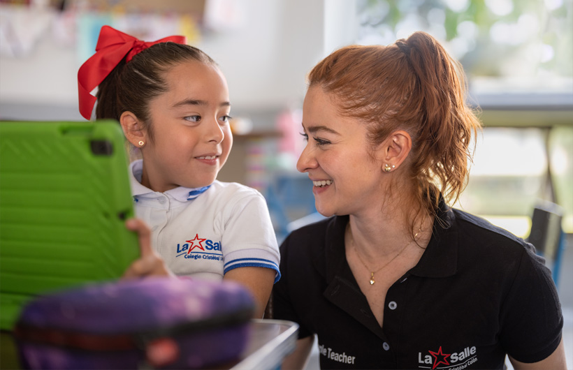 Eleane Ruth Guzmán Padilla passe un moment en classe avec une élève au Colegio Cristóbal Colón.