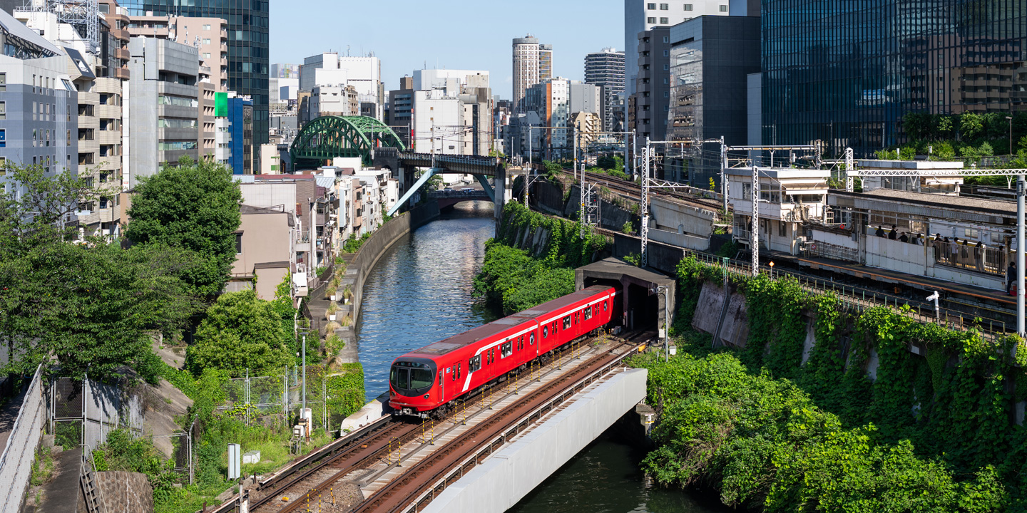 Ögonblick i Tokyos tunnelbana, bland annat tåg som åker över broar, den dagliga driften och underhållsarbeten.