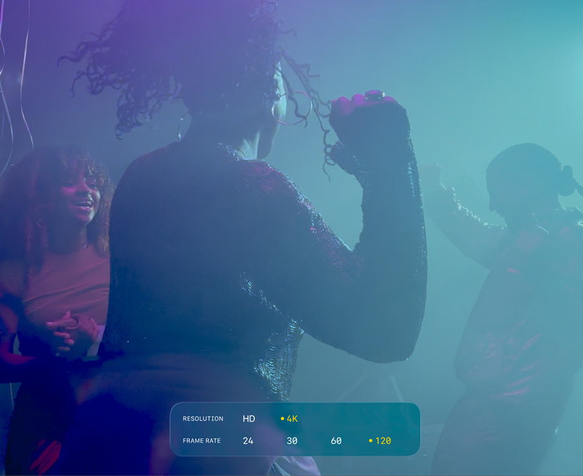 Een scherm met een filmopname bij weinig licht van dansende mensen om de mogelijkheden van 4K Dolby Vision met 120 bps te demonstreren