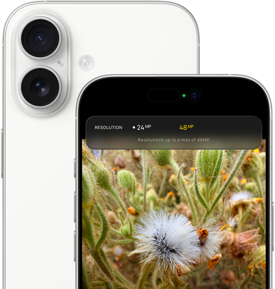 Tył białego iPhone’a 17, zaokrąglone rogi, w lewym górnym rogu system dwóch aparatów Fusion. Obok drugi biały IPhone 17 przodem. Widać Dynamic Island i zaokrąglone rogi.