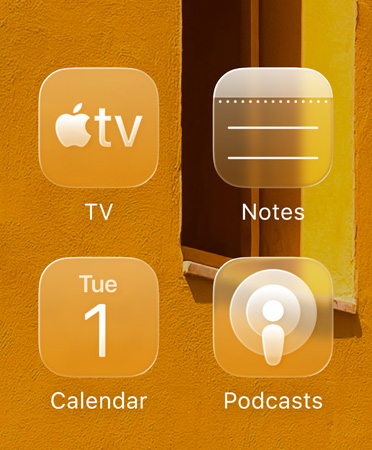 Ícones de apps em Liquid Glass, incluindo Apple TV, Notas, Calendário e Podcasts, na mesma cor da imagem do papel de parede
