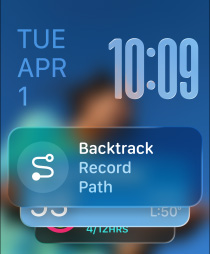 Trois modèles d’Apple Watch, celle du centre en coloris naturel affiche le Défilement intelligent avec le widget Point de départ, celle de droite en finition noir de jais affiche l’écran Exercice, celle de gauche en finition or rose affiche le Score de sommeil