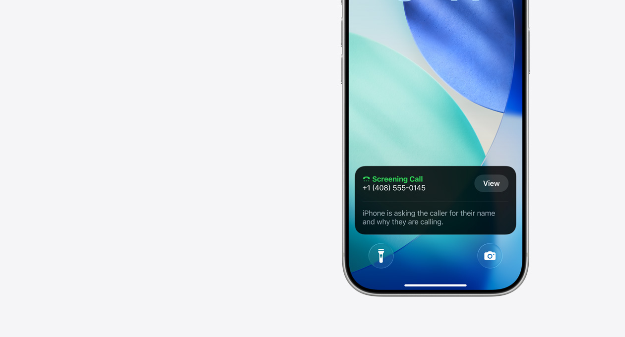 iPhone, Kilit Ekranı’nın alt bölümü, “iPhone, arayan kişiye adını ve arama nedenini soruyor” metnini içeren bir Arama Filtreleme bildirimi görünüyor