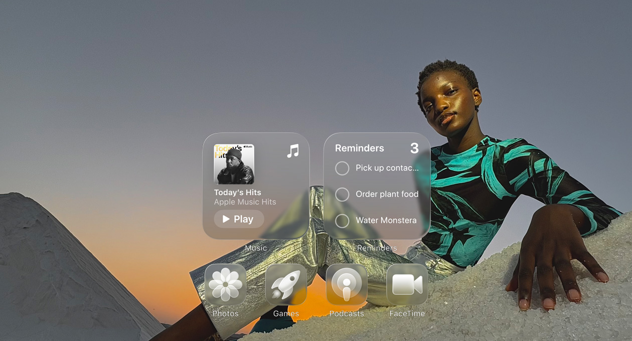 Liquid Glass 顯示通透的 app 圖像，例如 Apple Music、提醒事項、相片、遊戲、Podcast 和 FaceTime，並反映出背景圖片
